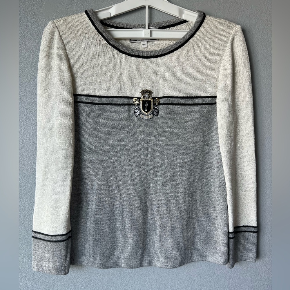 St. John Sport white grey crest key knit long sleeve sweater Women’s sz P/XS/0-2